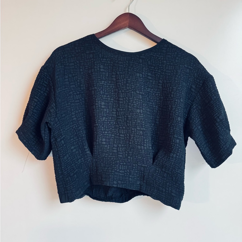 Beulah Women small Cropped Black Textured Short Sleeve Top smocked puff sleeve‎